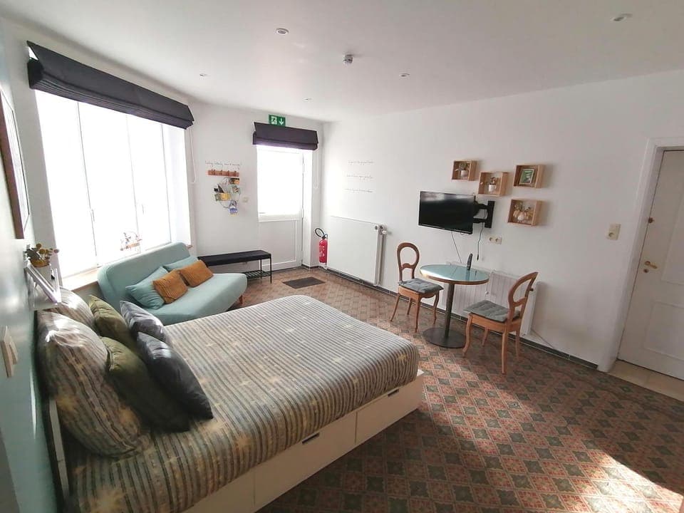 Bed, TV and multimedia, Photo of the whole room, Bedroom