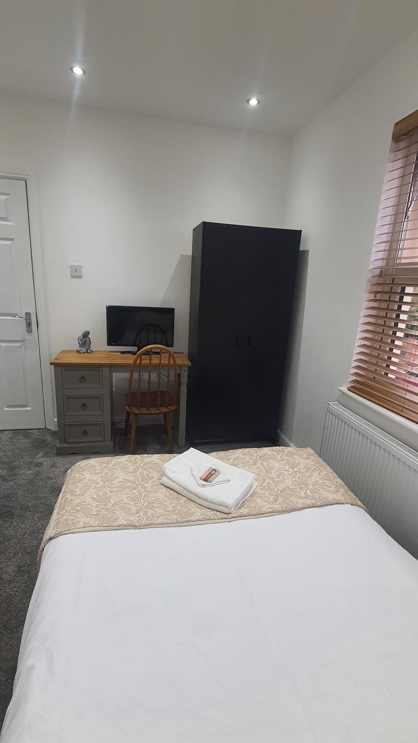 Bed, TV and multimedia, Photo of the whole room, Bedroom, wardrobe