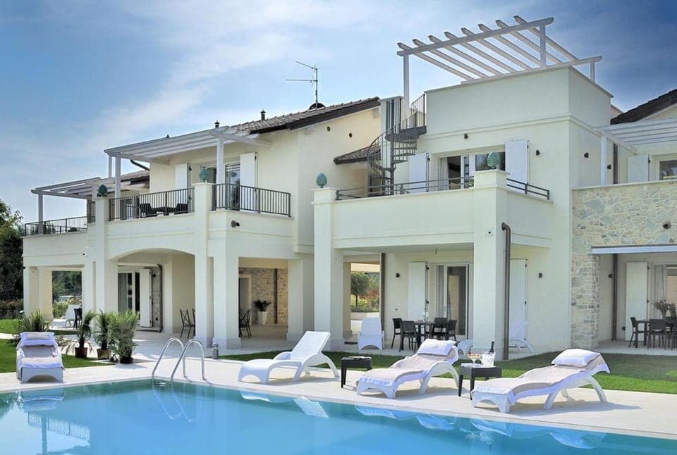 Property building, Day, Swimming pool, Swimming pool