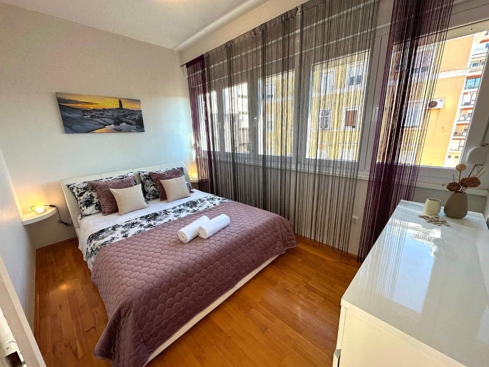 Bed, Bedroom, towels