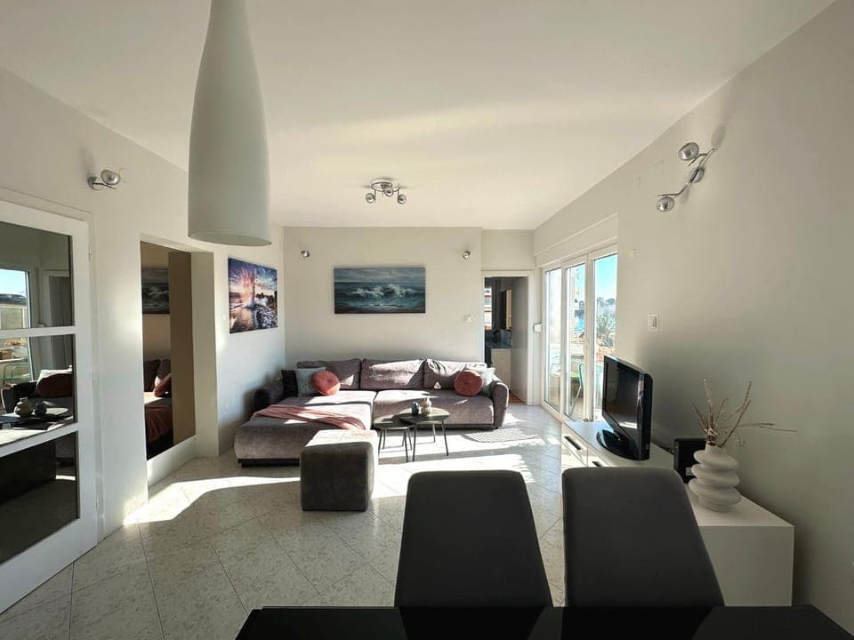 Communal lounge/ TV room, TV and multimedia, Balcony/Terrace, Living room, Seating area, Evening entertainment, air conditioner