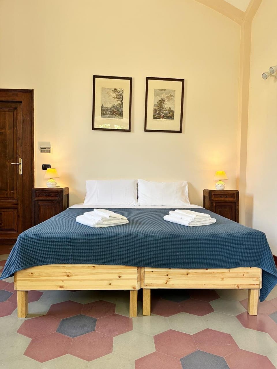 Bed, Bedroom, towels