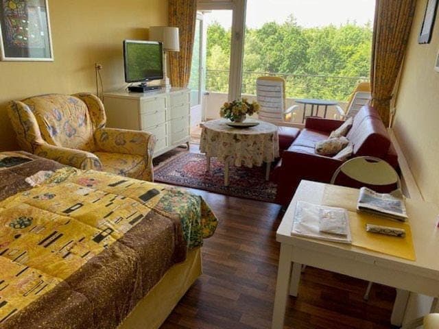 Bed, Garden, TV and multimedia, Seating area, Garden view