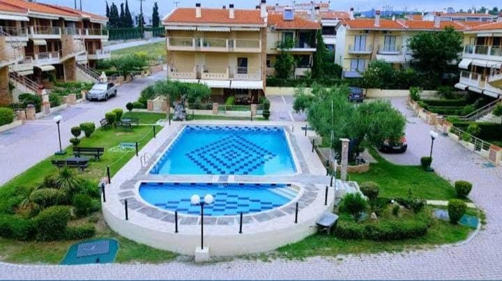 Property building, Natural landscape, Bird's eye view, Garden, Swimming pool, Parking