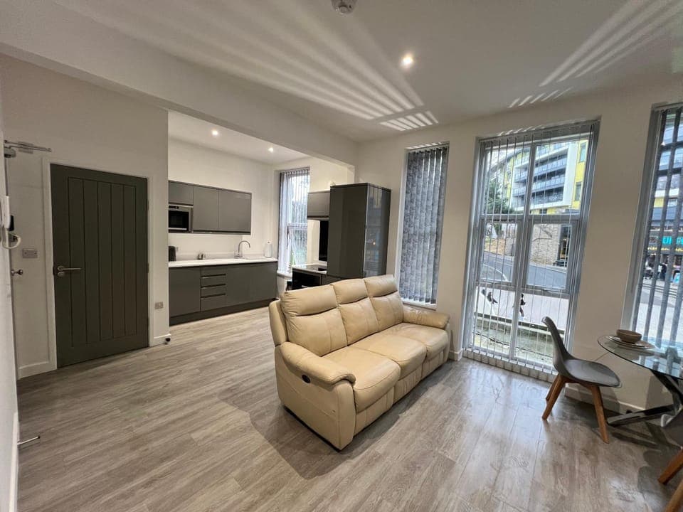 Kitchen or kitchenette, Living room, Seating area, Dining area, minibar, pet friendly