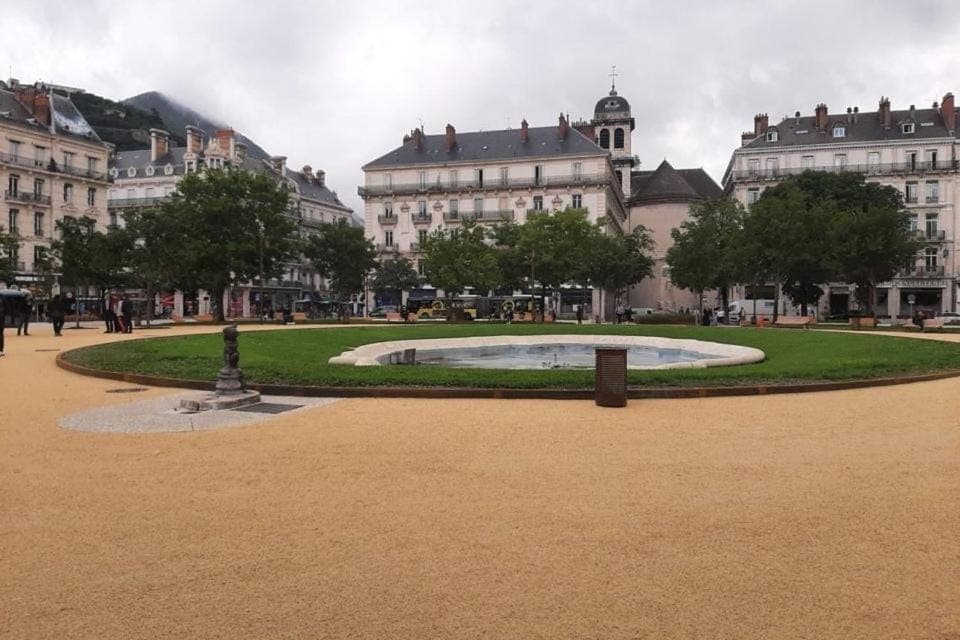 Nearby landmark, Natural landscape, Location