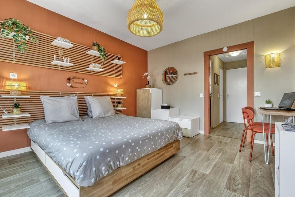 Bed, TV and multimedia, Photo of the whole room, Dining area, Bedroom, cot