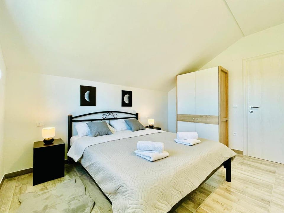 Bed, Photo of the whole room, Bedroom, towels, wardrobe