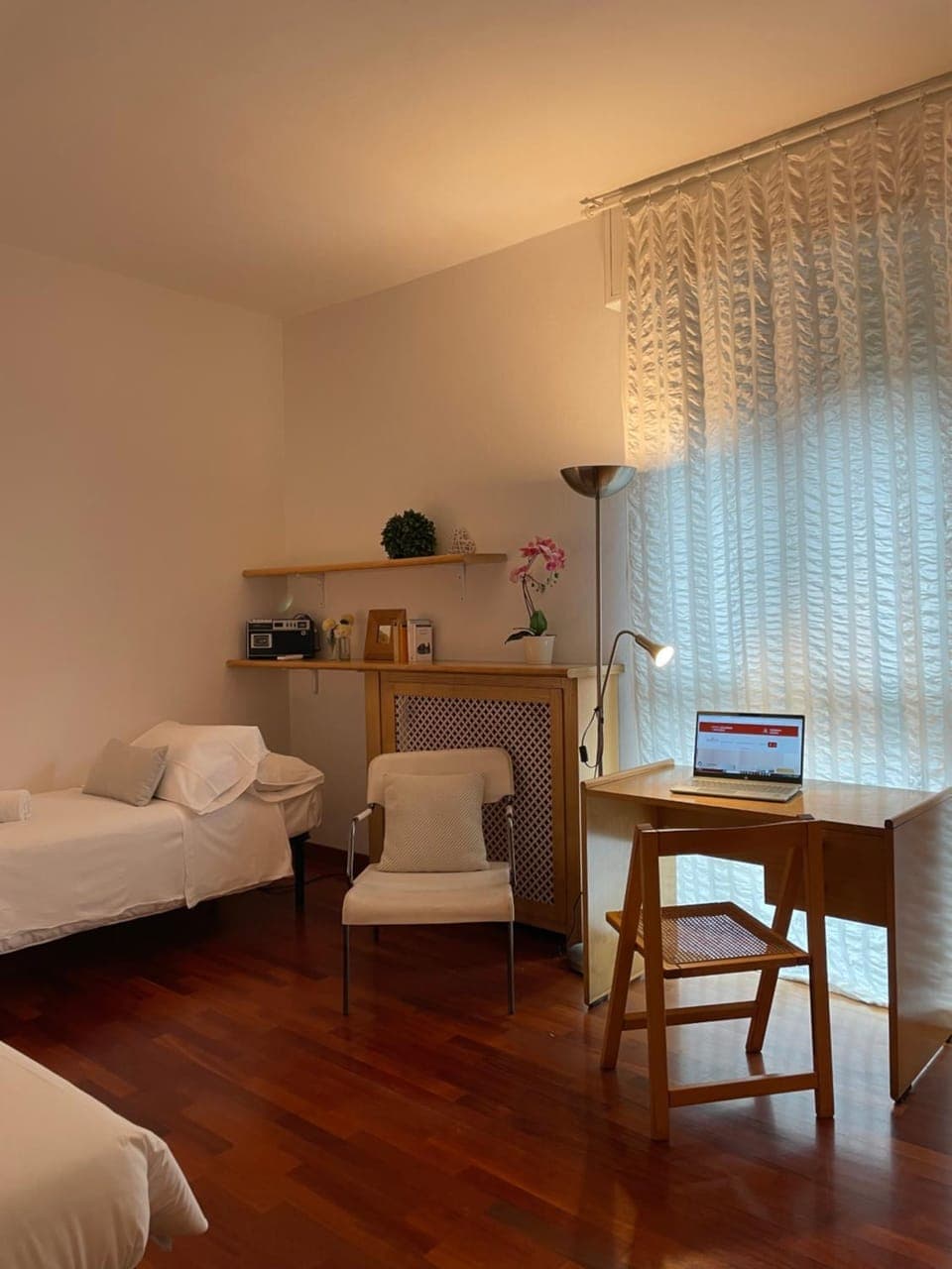 Bed, Photo of the whole room, Seating area, Bedroom