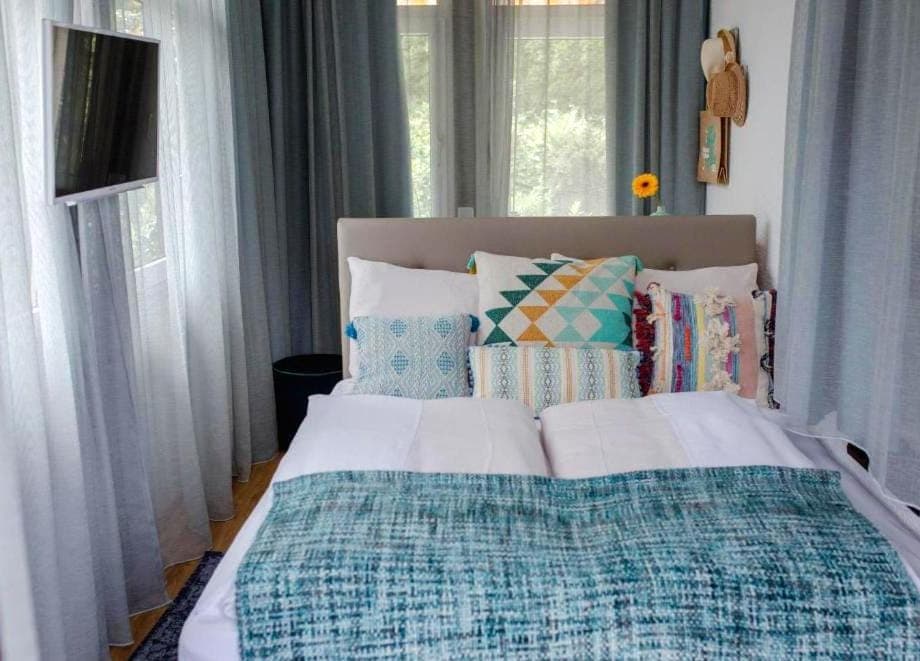 Bed, TV and multimedia, Photo of the whole room, Bedroom