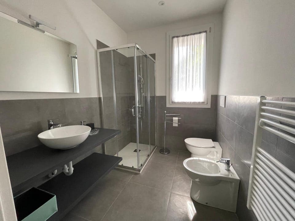 Shower, Toilet, Bathroom, bidet, towels