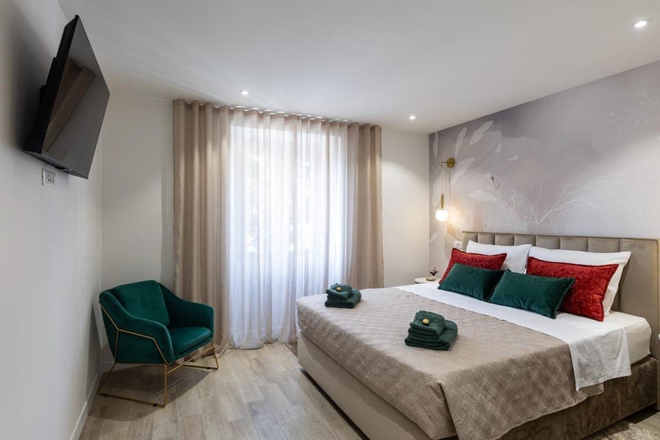 Photo of the whole room, Bedroom