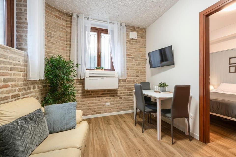 Seating area, Dining area