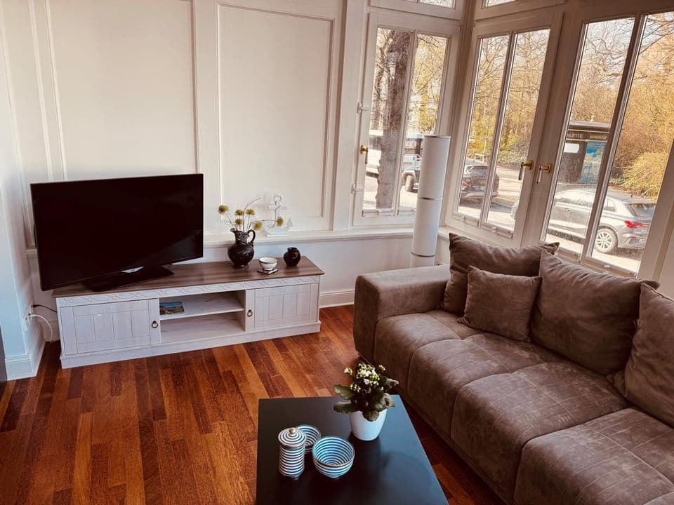 Communal lounge/ TV room, Living room, Seating area, Evening entertainment