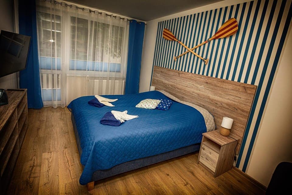 Bed, TV and multimedia, Photo of the whole room, towels