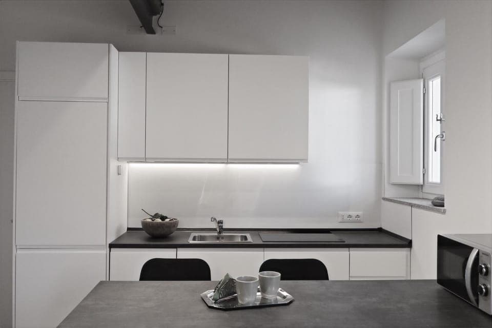 Kitchen or kitchenette, minibar, stove