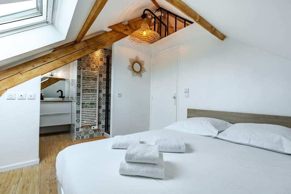 Bed, Bathroom, Bedroom, towels