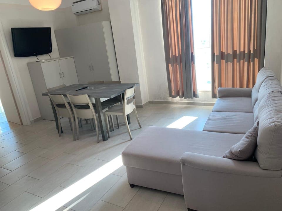 Communal lounge/ TV room, Living room, Seating area, Dining area, air conditioner