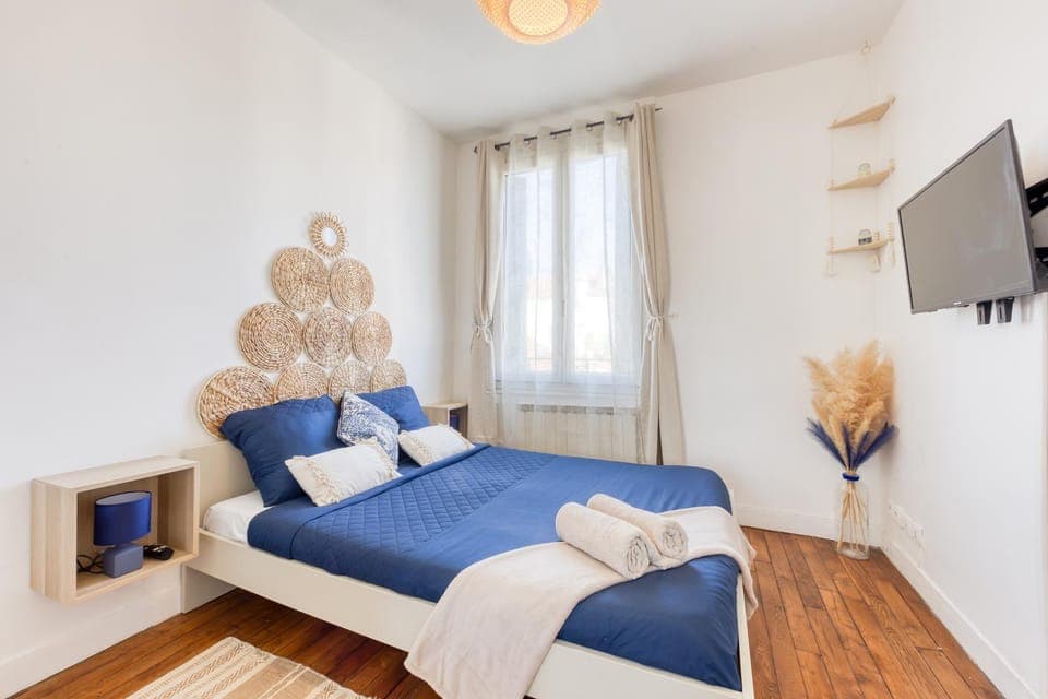 Bed, TV and multimedia, Photo of the whole room, Bedroom, towels