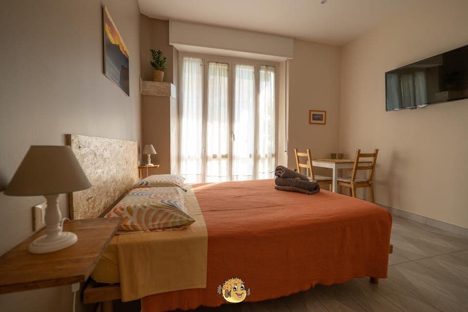 Bed, TV and multimedia, Photo of the whole room, Bedroom