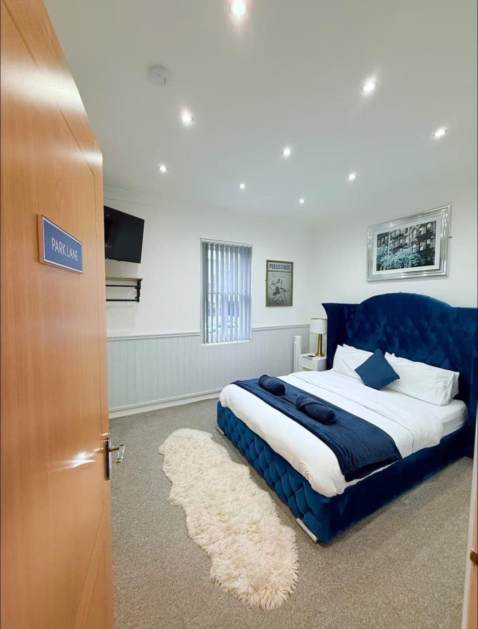 Photo of the whole room, Bedroom