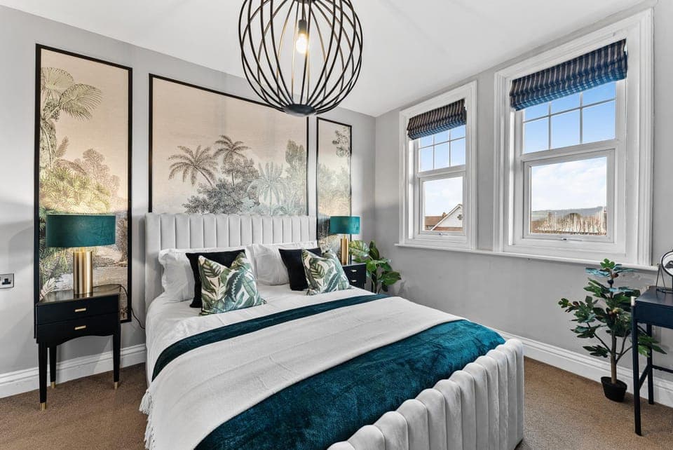 Photo of the whole room, Bedroom