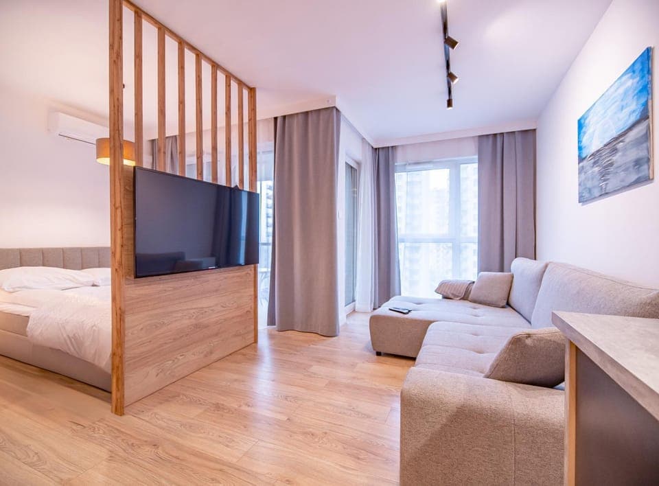 Bed, TV and multimedia, Living room, Photo of the whole room, Seating area, Evening entertainment, Bedroom