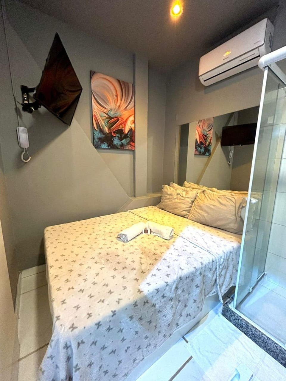 Bed, TV and multimedia, Photo of the whole room, Bedroom, towels, air conditioner