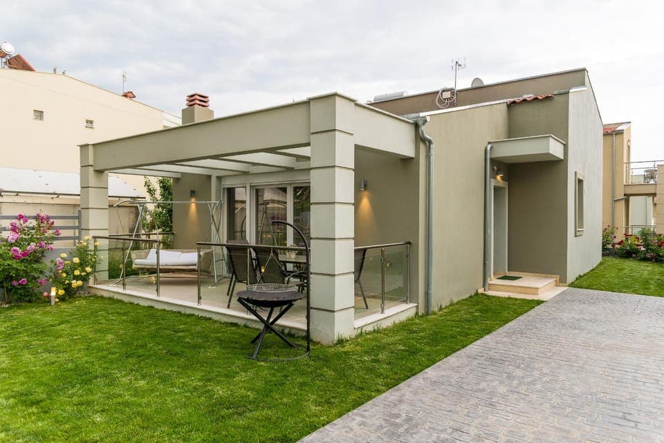 Property building, Patio, Spring, Day, Garden, Garden view