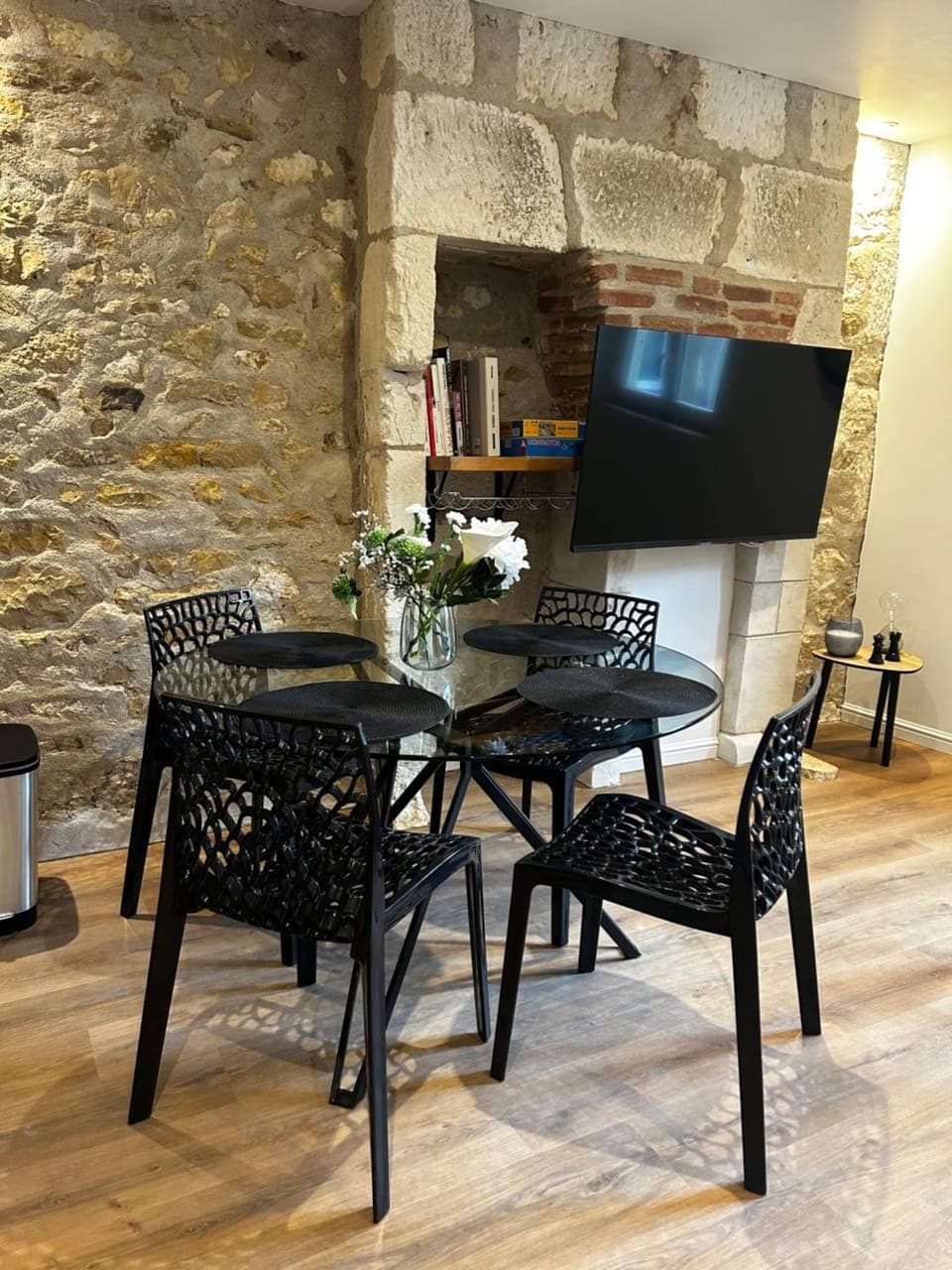 TV and multimedia, Seating area, Dining area