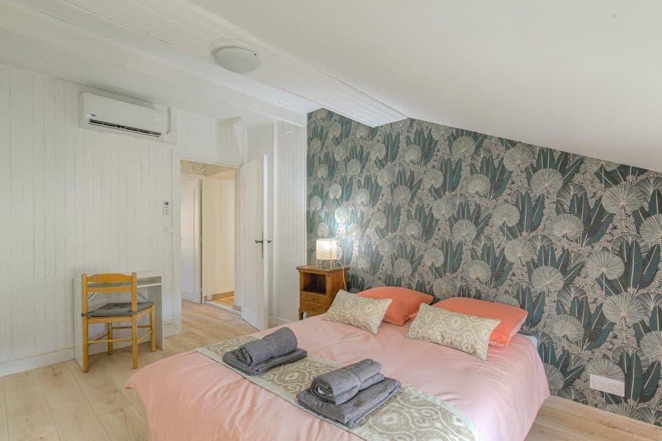 Bed, Seating area, Bedroom