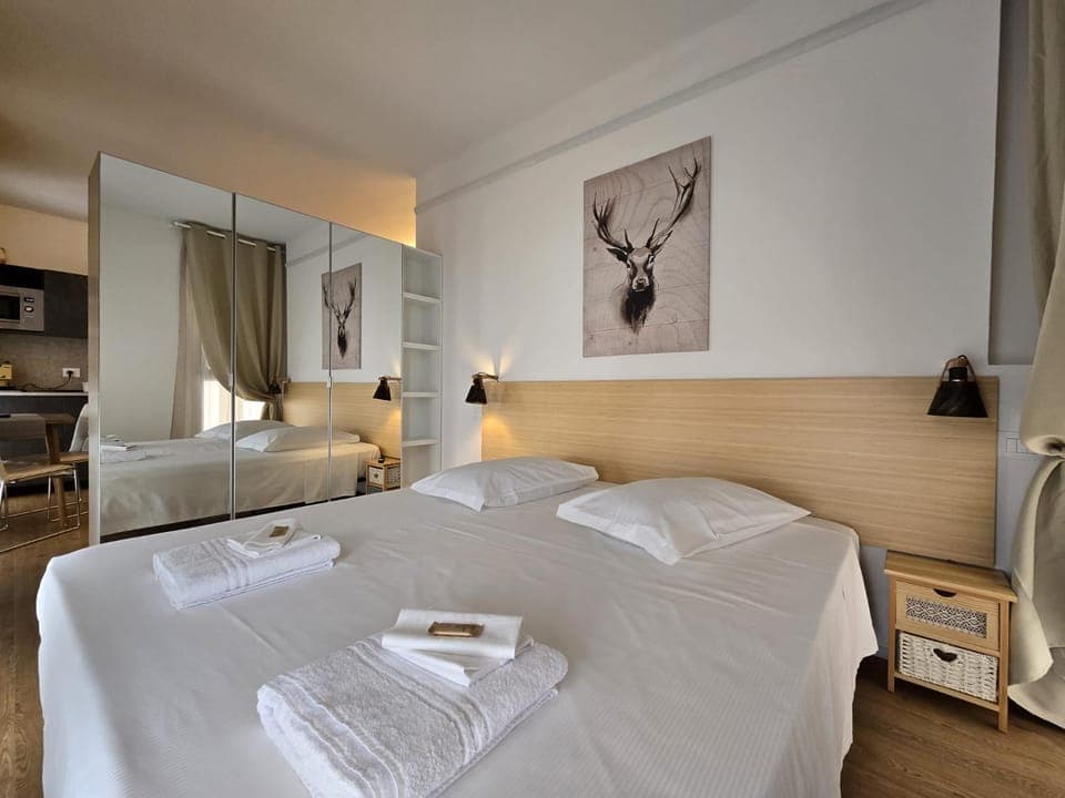 Bed, Photo of the whole room, Bedroom, towels