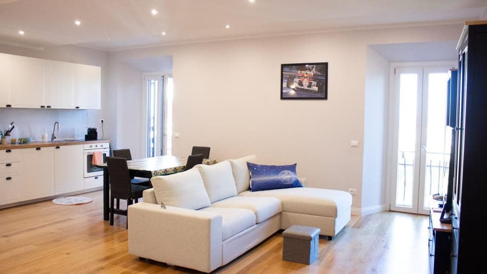 TV and multimedia, Kitchen or kitchenette, Living room, Seating area, Dining area