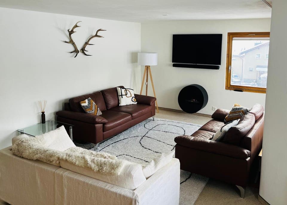 Communal lounge/ TV room, TV and multimedia, Living room, Seating area