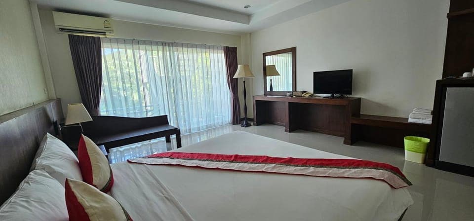 Bed, TV and multimedia, air conditioner