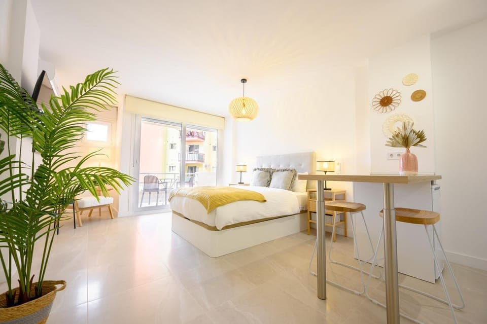 Bed, Living room, Photo of the whole room, Seating area, Dining area, Bedroom, locker, locker, air conditioner