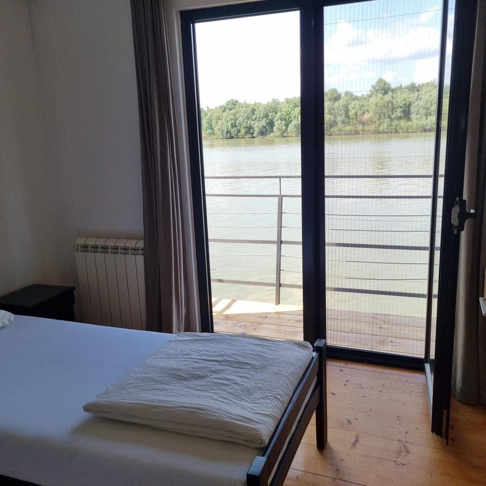 Bed, Natural landscape, View (from property/room), Balcony/Terrace, Photo of the whole room, Bedroom, River view, internet