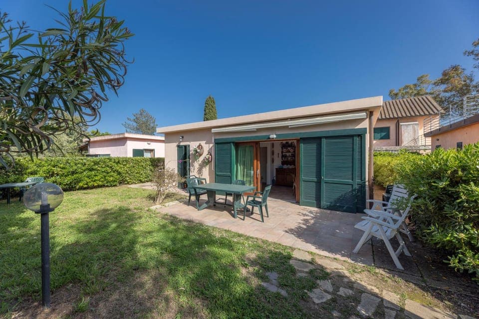 Property building, Patio, Day, Garden, Dining area, Garden view