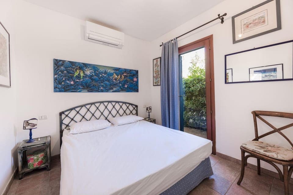 Bed, Photo of the whole room, Bedroom, air conditioner