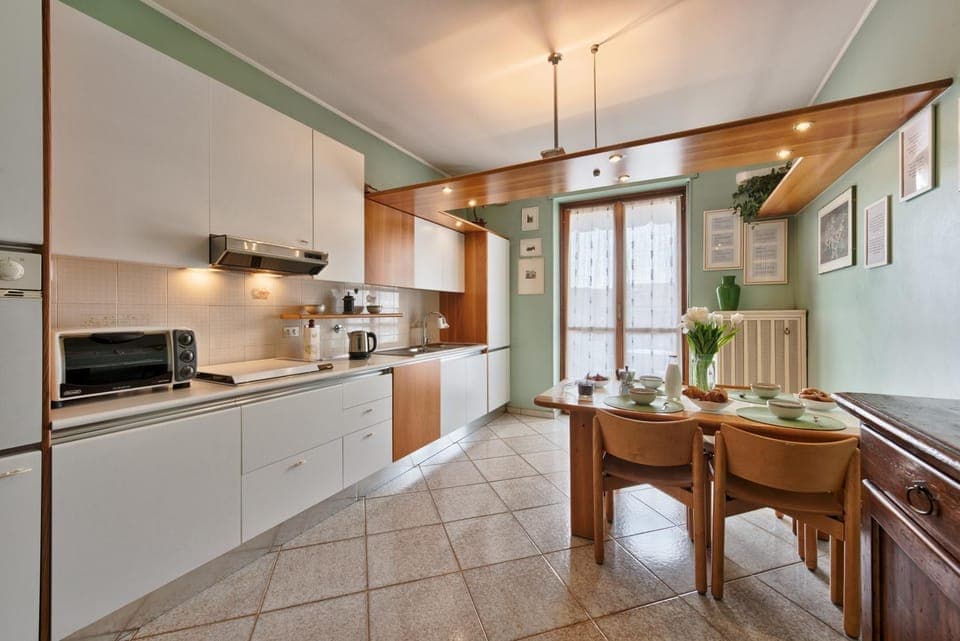 Coffee/tea facilities, Kitchen or kitchenette, Dining area, oven, stove