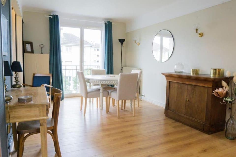 Living room, Seating area, Dining area