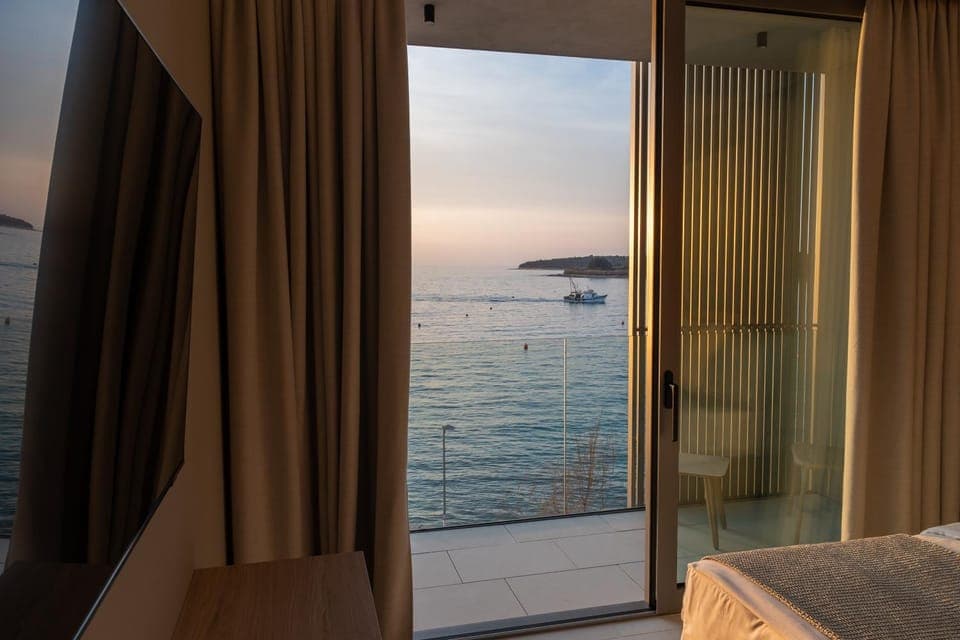 Bed, Balcony/Terrace, Bedroom, Sea view