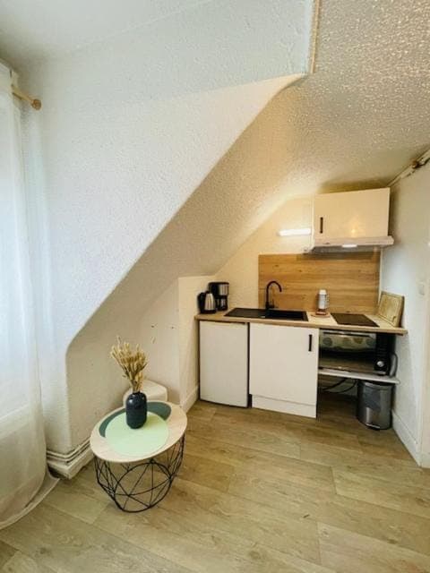 Coffee/tea facilities, Kitchen or kitchenette, stove, toaster