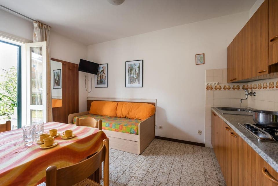 Kitchen or kitchenette, Living room, Seating area, Dining area