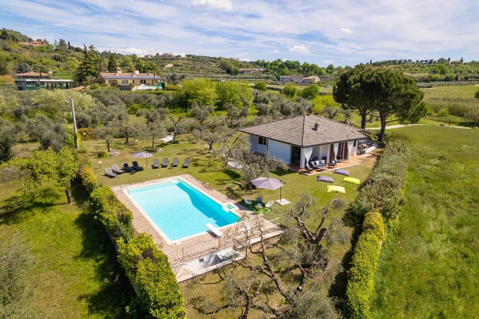 Property building, Natural landscape, Bird's eye view, Garden, Mountain view, Pool view, Swimming pool, sunbed