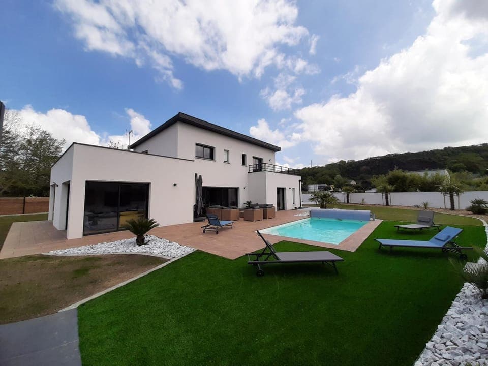 Property building, Patio, Day, Garden, Garden view, Pool view, Swimming pool, sunbed