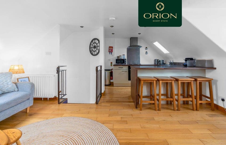 Kitchen or kitchenette, Living room, Seating area, Dining area