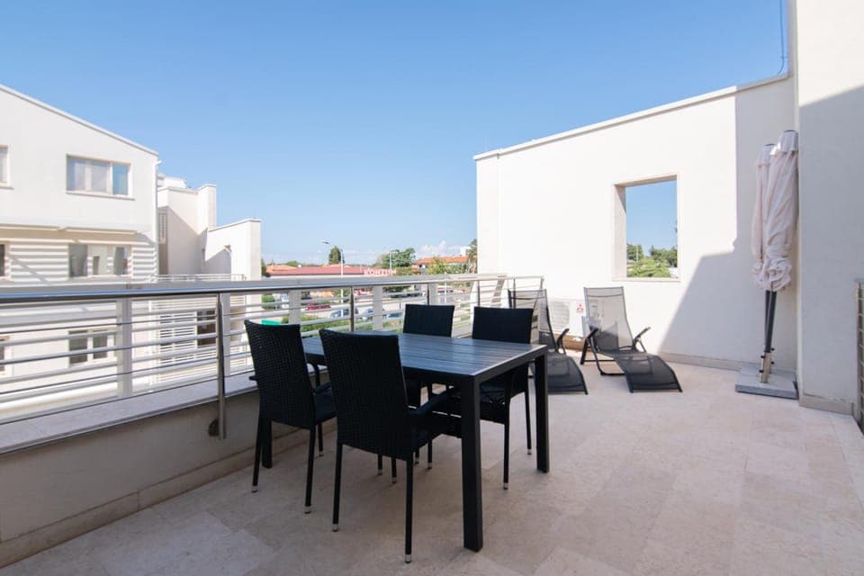 Property building, Patio, Day, Balcony/Terrace