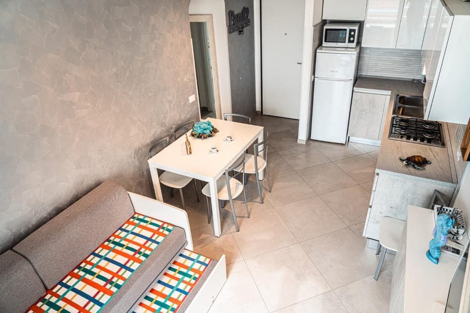 Kitchen or kitchenette, Dining area, stove