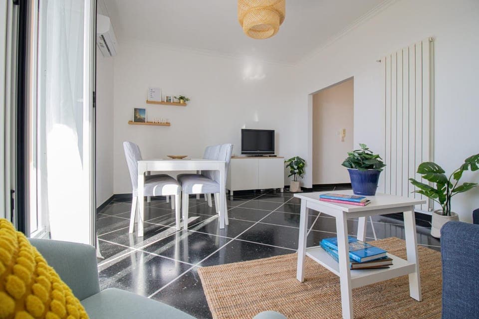 TV and multimedia, Living room, Seating area, Dining area